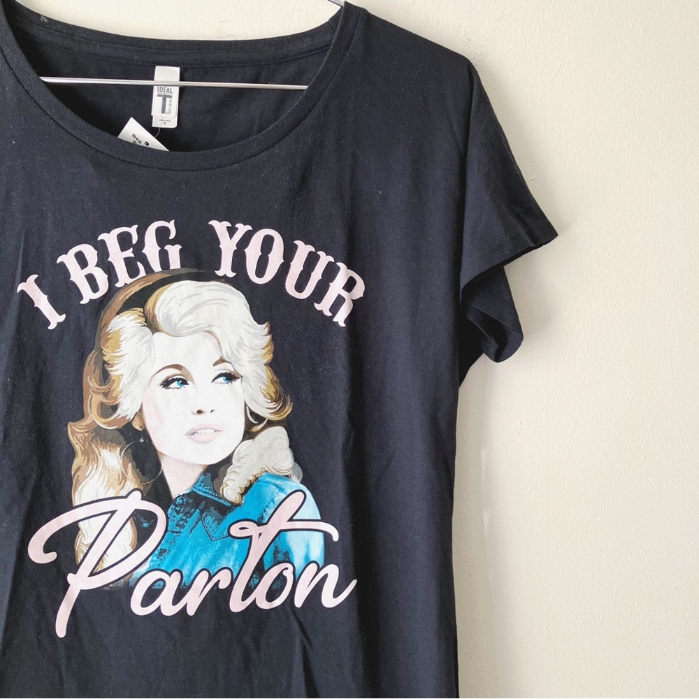 I Beg Your Parton • Graphic Tee in Black